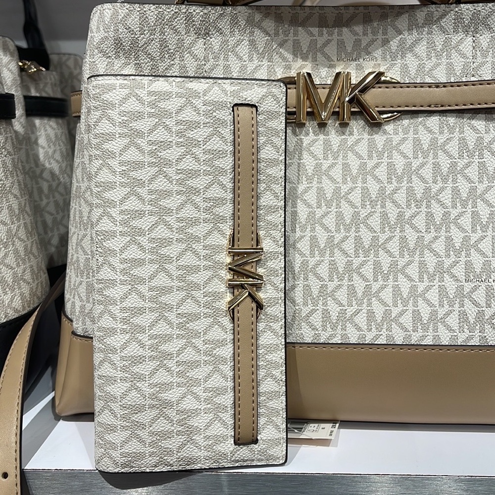MICHAEL KORS
Reed Large Snap Signature Wallet
Style: 35S3G6RE3B
Camel Multi 
NWT